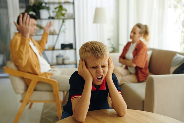 Mãe exausta cuidando do filho